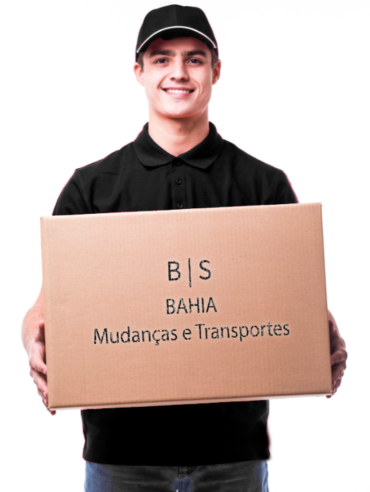 Profissional da BS Mudanças segurando uma caixa